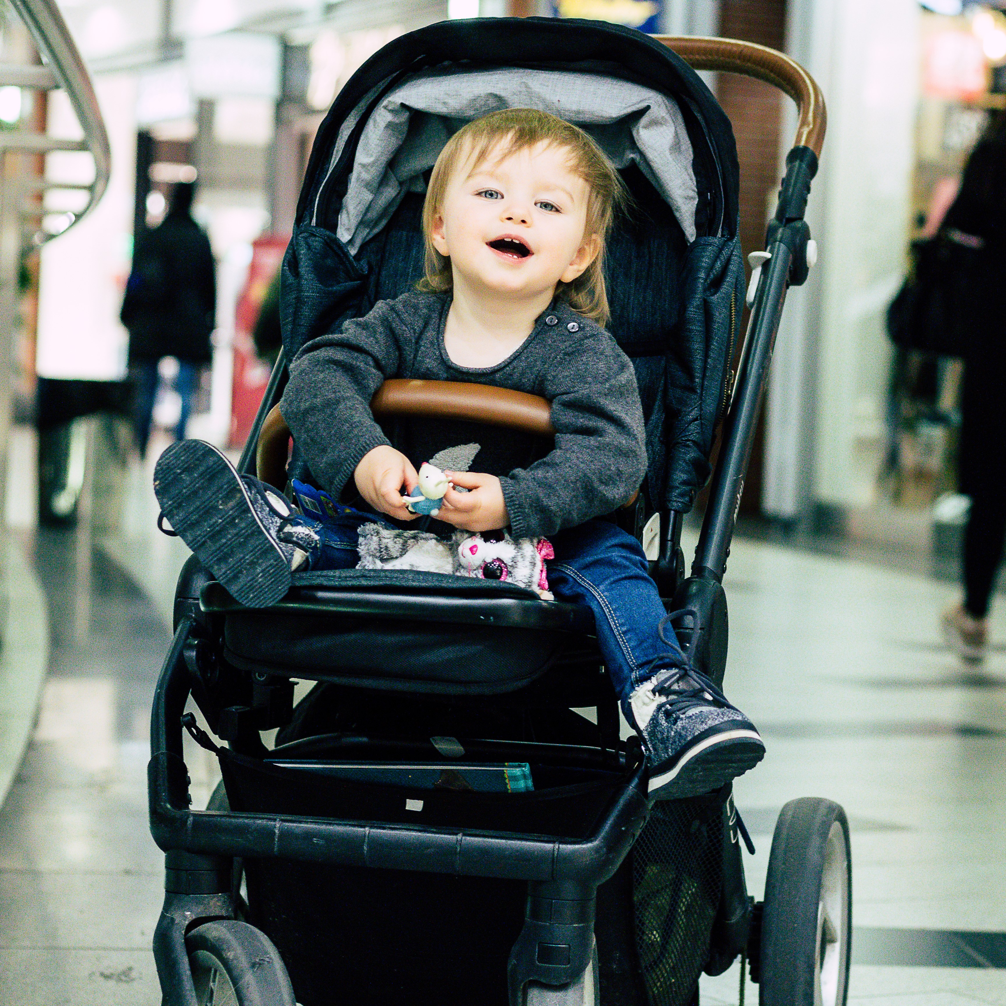 Dịch vụ cho mượn xe đẩy em bé và xe lăn miễn phí